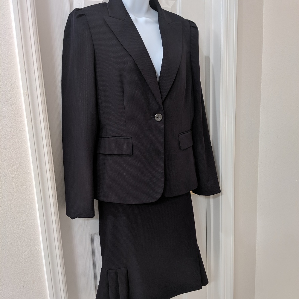 Tahari - Dark Navy Pinstripe Suit Set - Size 6